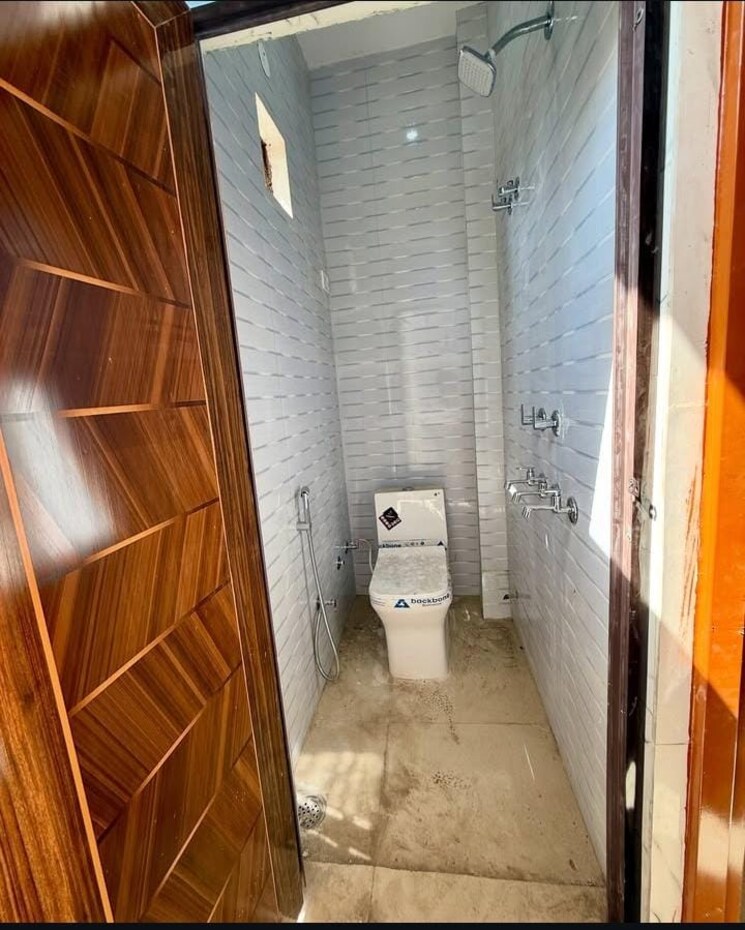Bathroom, sector 28 2.5 Bedroom 1800 Sq.Ft. Builder Floor In Sector 28 Faridabad 8978003
