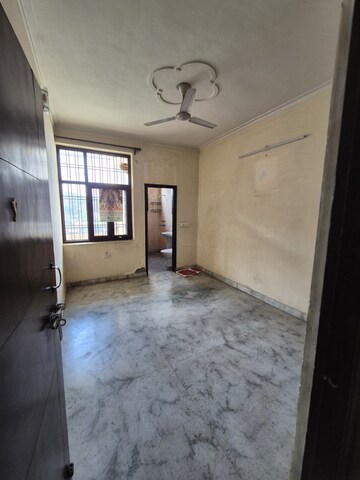 Room in 2 BHK Builder Floor at Srishti Greenfield Homes, Green Fields Colony – for Rent