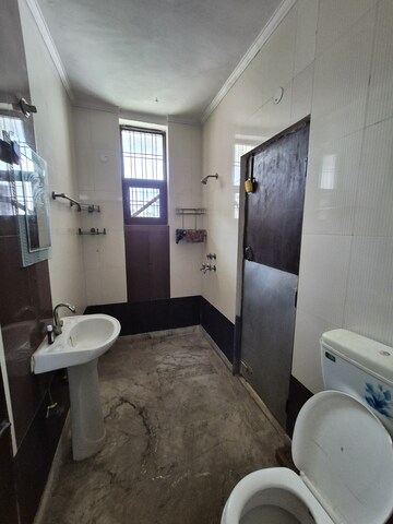 Team Area in 3 BHK Builder Floor at Nest Floor I, Green Fields Colony – for Rent