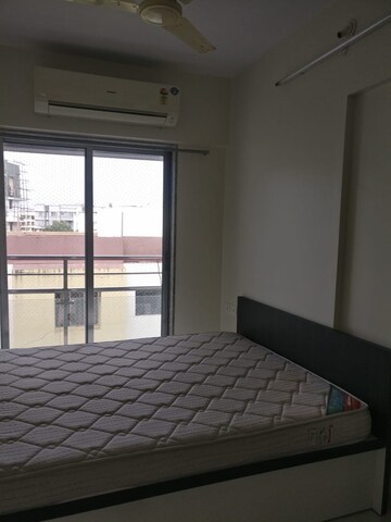 Bedroom in 2 BHK Apartment at Vile Parle East – for Rent