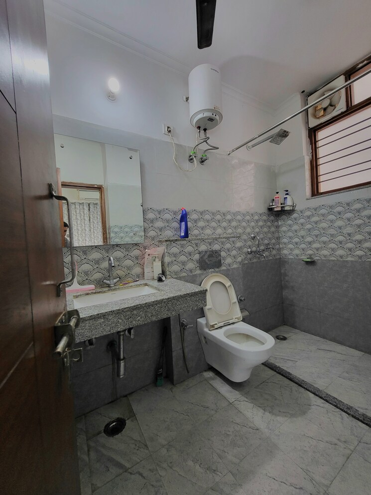 Bathroom, huda-staff-colony 2 Bedroom 350 Sq.Yd. Independent House In Sector 46 Gurgaon 8978239