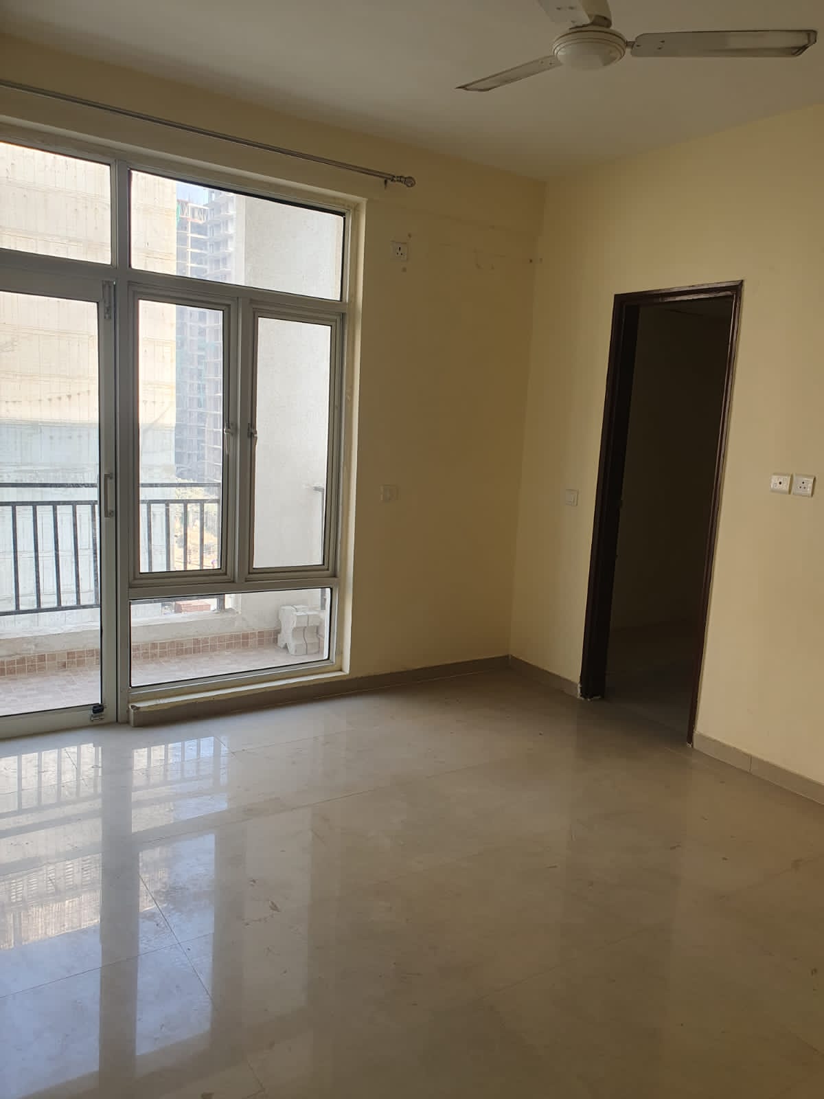 3 BHK + Servant Room Apartment For Rent in Omaxe R2