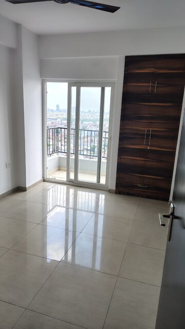 Room in 2 BHK Apartment at Supertech Cape Town, Sector 74 – for Rent