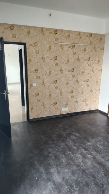 Room in 2 BHK Apartment at Supertech Cape Town, Sector 74 – for Rent