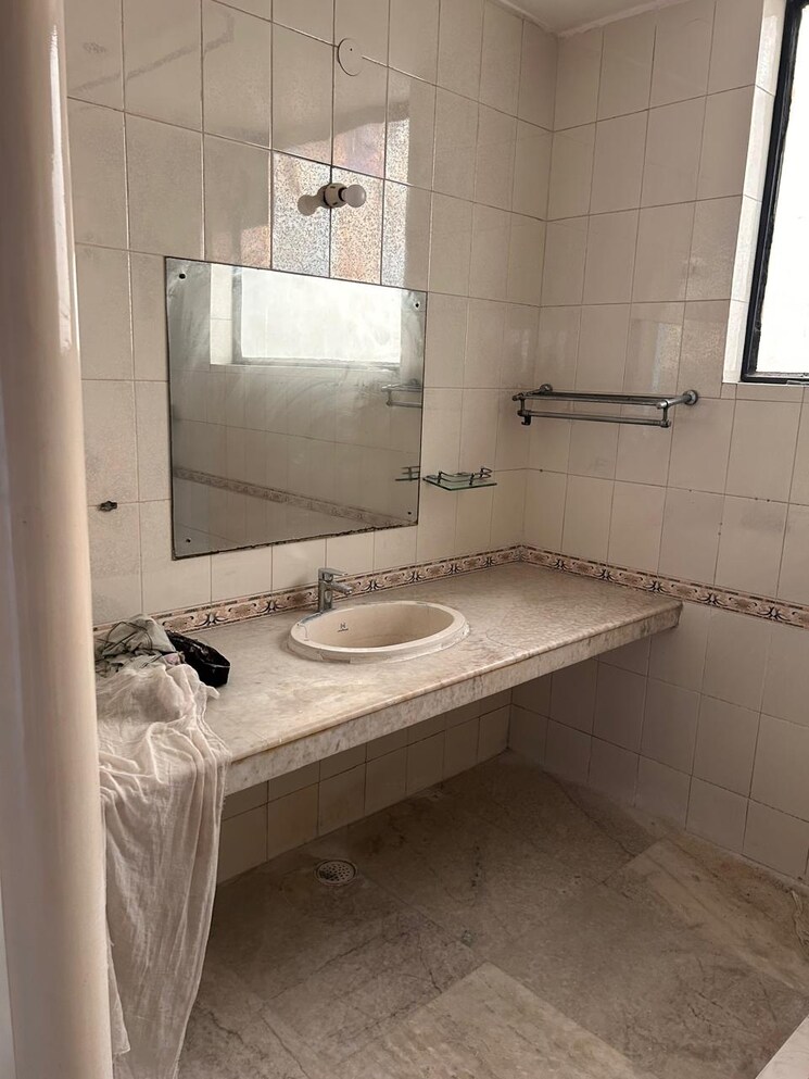 Bathroom, lord-mahavira-apartment 1 RK 400 Sq.Ft. Apartment In Sector 29 Noida 8978404