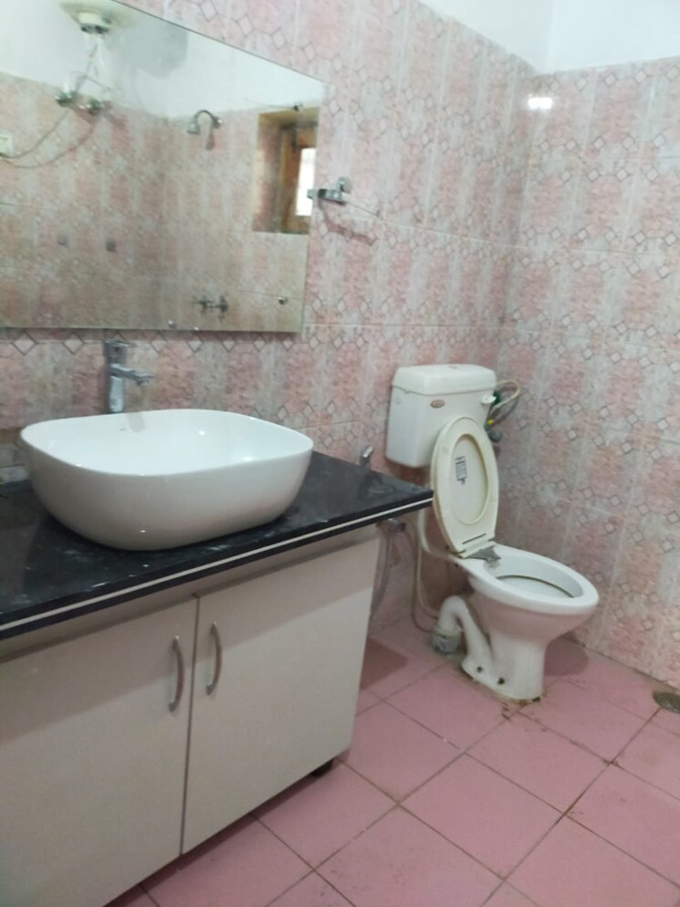 Bathroom, rajendra nagar 3 Bedroom 2200 Sq.Ft. Builder Floor In Rajendra Nagar Dehradun 8978411