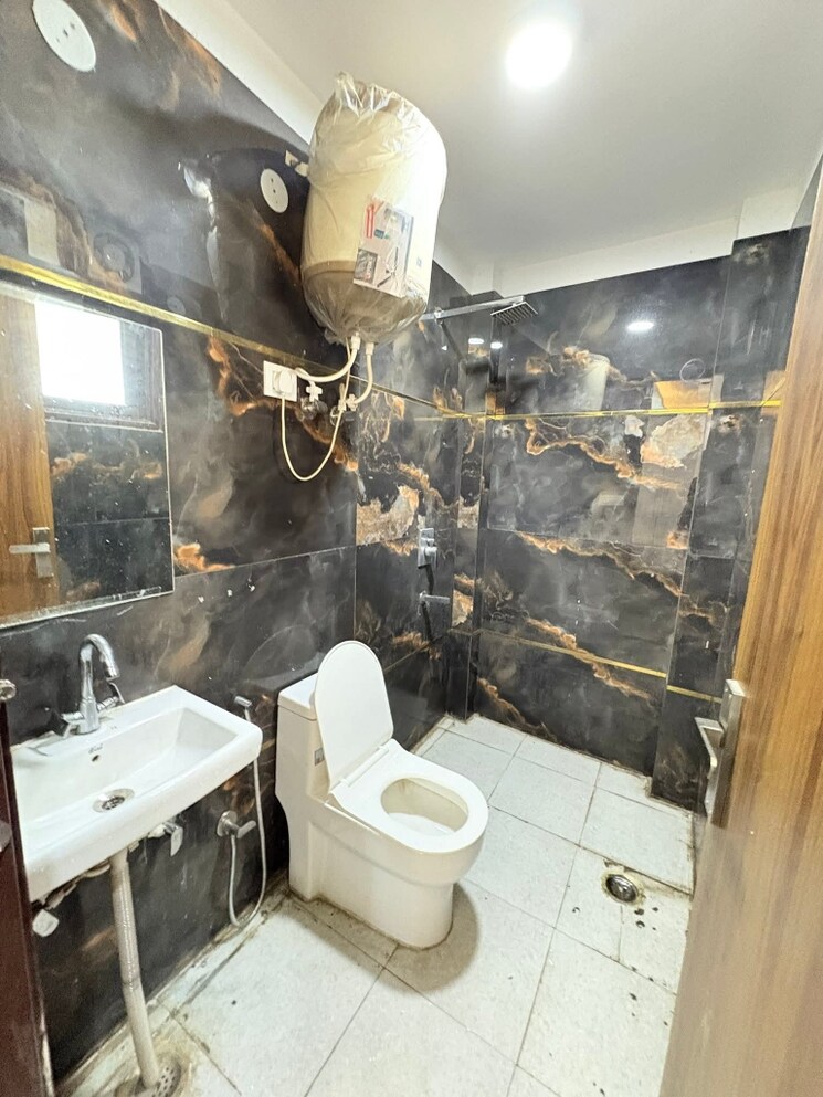 Attached Bathroom, freedom fighters enclave 2 Bedroom 1000 Sq.Ft. Apartment In Freedom Fighters Enclave Delhi 8978477
