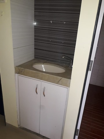 Furnished Amenities in 3.5 BHK Apartment at Mulund West – for Rent