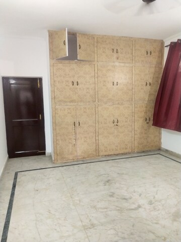 Living Room in 1.5 BHK Independent House at Sector 34 – for Rent