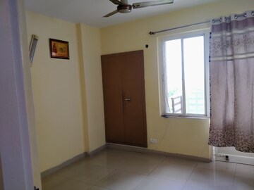 Room in 2 BHK Apartment at Gaur Atulyam, Omicron I Greater Noida – for Rent
