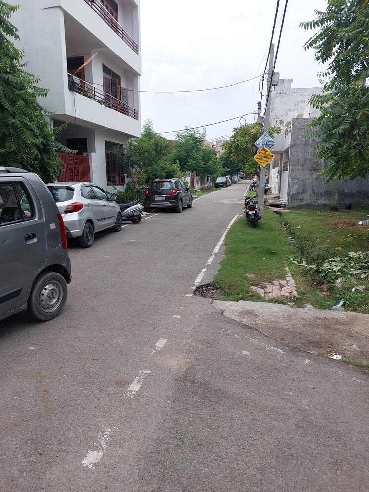 Balcony, indira nagar Commercial Office Space 2000 Sq.Ft. In Indira Nagar Lucknow 8978751