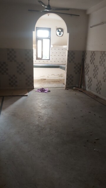Furnished Amenities in 2.5 BHK Builder Floor at Mayur Vihar – for Rent