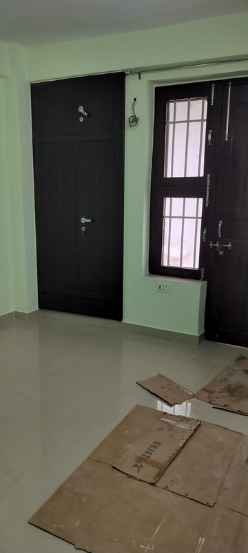 Room in 3 BHK Independent House at RWA Apartments, Sector 31 – for Rent