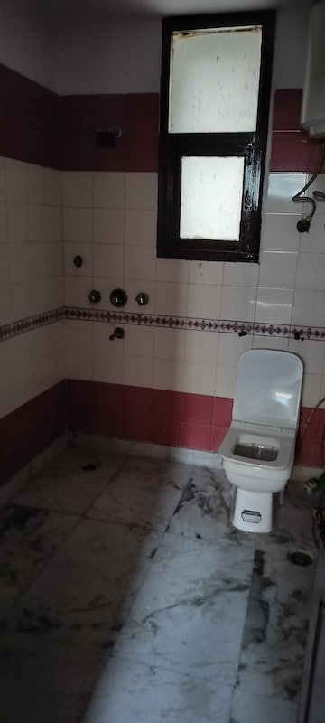 Bathroom in 4 BHK Apartment at Amrapali Exotica, Sector 50 – for Rent
