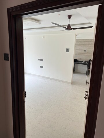 Room in 2 BHK Apartment at Lake View Apartments Powai, Powai – for Rent