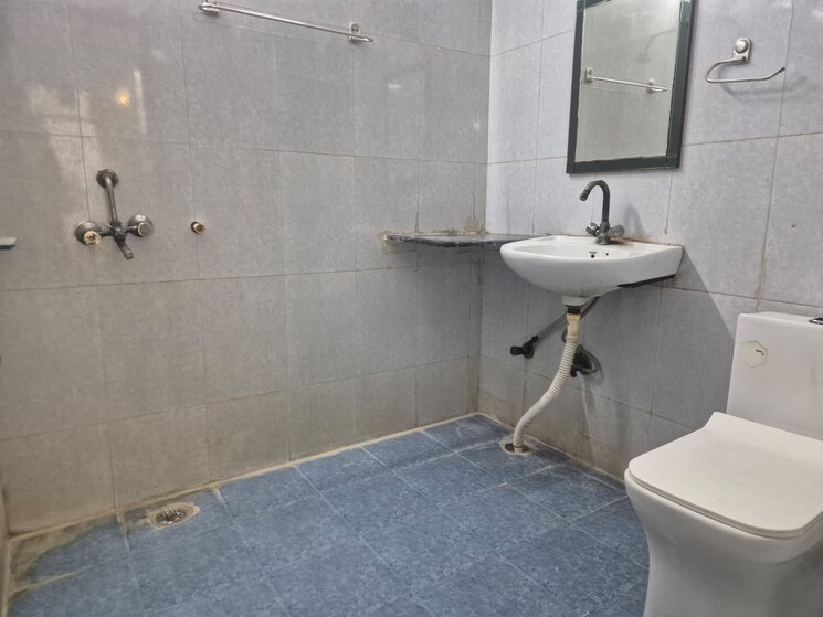 Bathroom, rwa-apartments-sector-41 3 Bedroom 180 Sq.Mt. Independent House In Sector 41 Noida 8979003