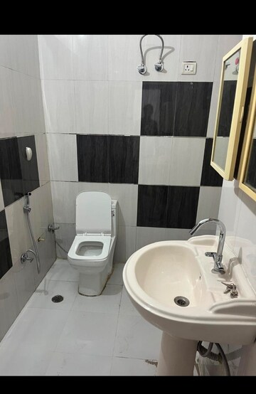 Team Area in 2 BHK Builder Floor at SAS Tower, Sector 38 – for Rent
