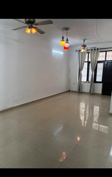 Room in 2 BHK Builder Floor at SAS Tower, Sector 38 – for Rent