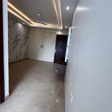 Room in 3 BHK Builder Floor at DLF Galleria Market, Sector 27 – for Rent