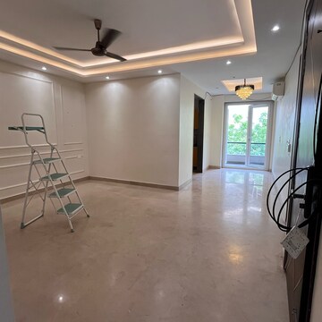 Building Lobby in 3 BHK Builder Floor at DLF Galleria Market, Sector 27 – for Rent