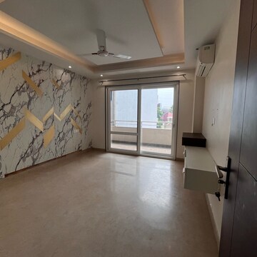 Room in 3 BHK Builder Floor at DLF Galleria Market, Sector 27 – for Rent
