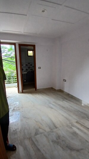 Room in 4 BHK Apartment at Jasola Vihar – for Sale