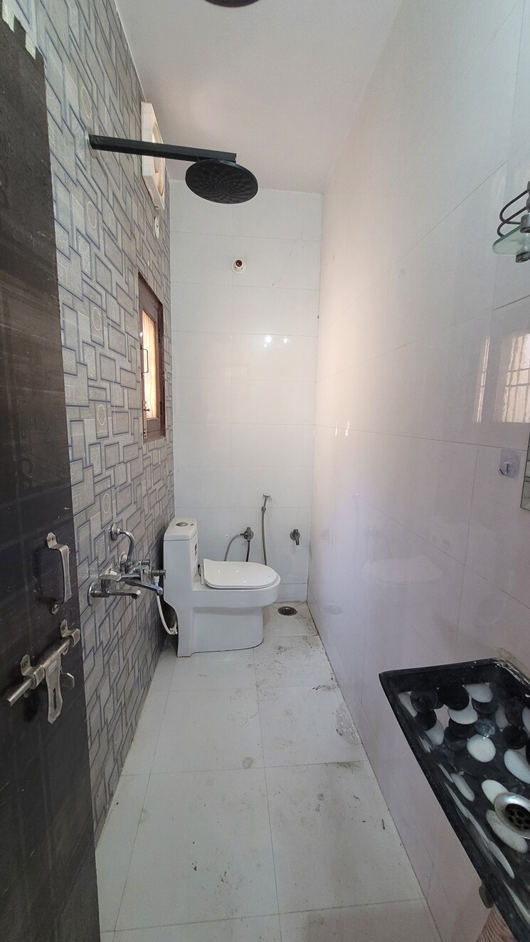 Bathroom, gtb enclave 3 Bedroom 950 Sq.Ft. Apartment In Gtb Enclave Delhi 8979204