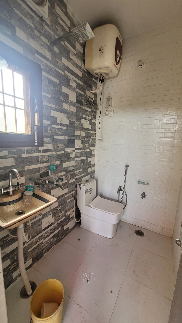 Attached Bathroom, gtb enclave 3 Bedroom 950 Sq.Ft. Apartment In Gtb Enclave Delhi 8979204