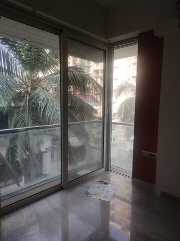 Room in 4 BHK Apartment at White Lotus, Santacruz West – for Rent