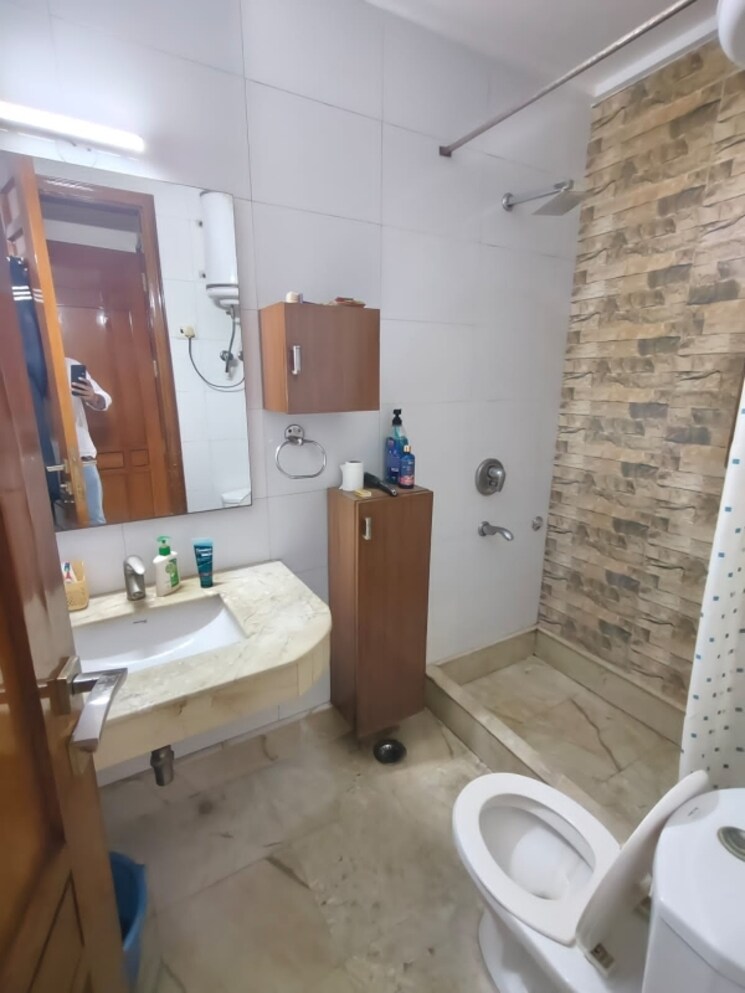 Bathroom, rwa-chittaranjan-park-block-r 3 Bedroom 2200 Sq.Ft. Builder Floor In Chittaranjan Park Delhi 8979266