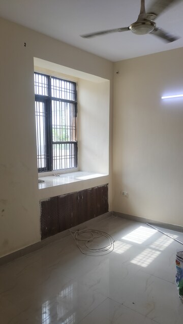 Room in 2.5 BHK Apartment at SRS Royal Hills, Sector 87 – for Rent