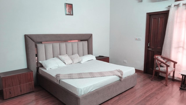 5 BHK + Pooja Room,Servant Room,Study Room,Extra Room Independent House For Sale in Sector 8