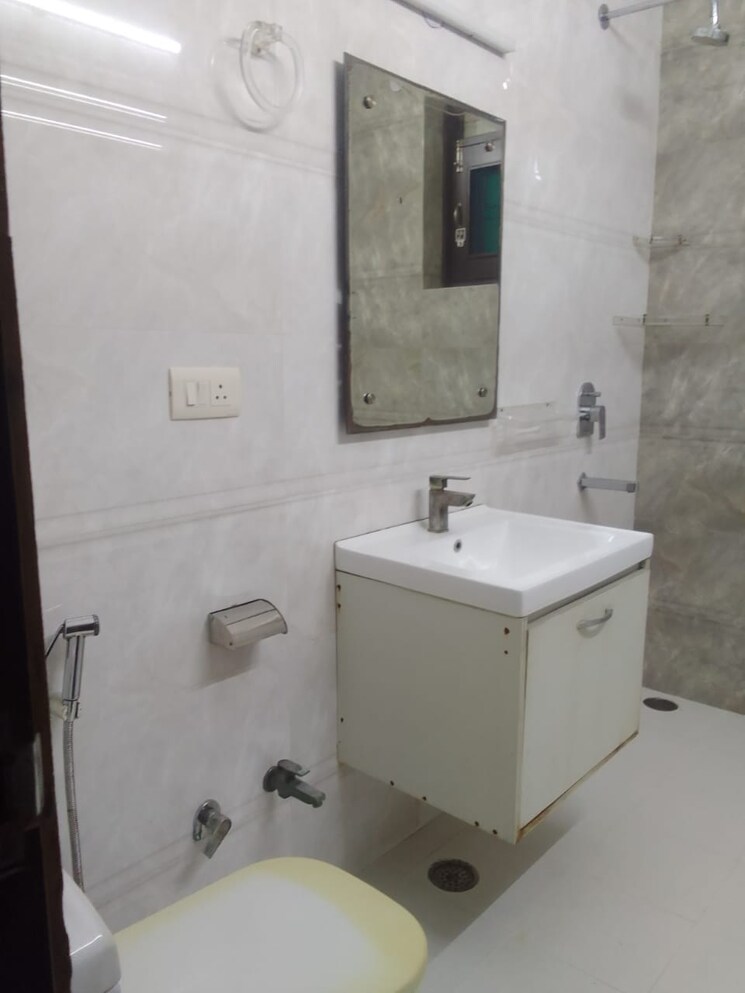 Bathroom, sector 48 3 Bedroom 1800 Sq.Ft. Builder Floor In Sector 48 Noida 8979366