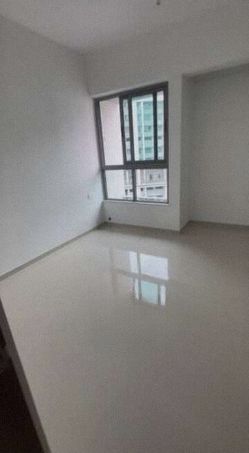 Room in 2 BHK Apartment at Kalpataru Immensa, Kolshet Road – for Rent