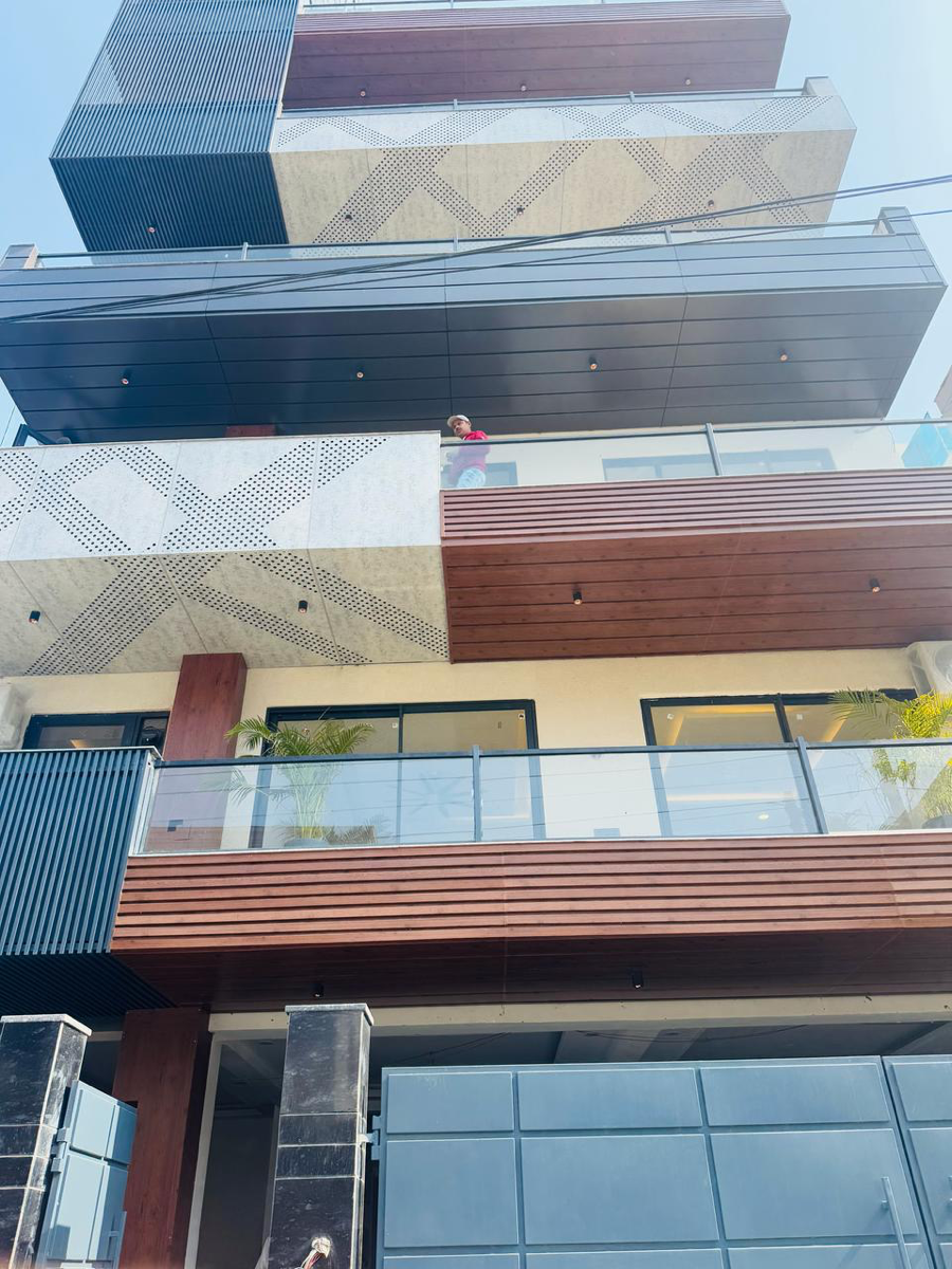 4 BHK + Servant Room Builder Floor For Sale in SeC-51