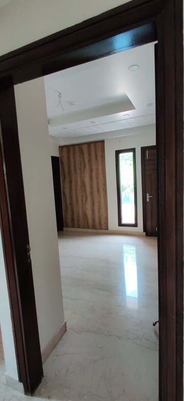 Room in 5 BHK Builder Floor at Sector 21d – for Rent