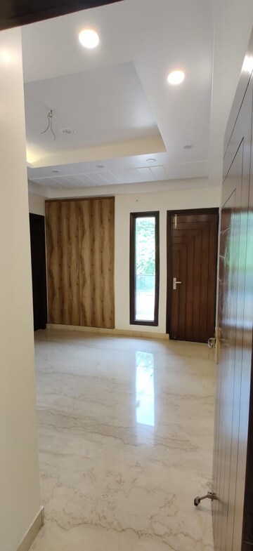 Room in 5 BHK Builder Floor at Sector 21d – for Rent