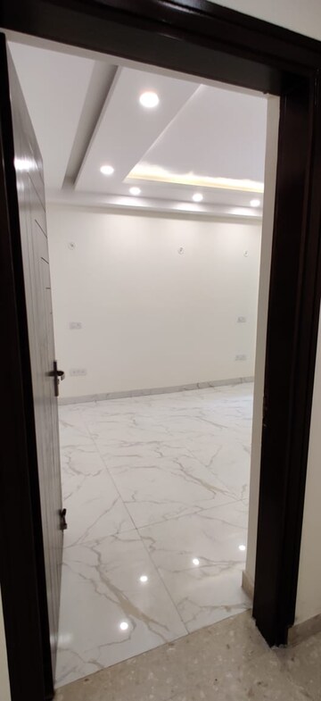 Bedroom in 5 BHK Builder Floor at Sector 21d – for Rent