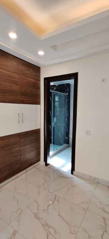 Room in 5 BHK Builder Floor at Sector 21d – for Rent