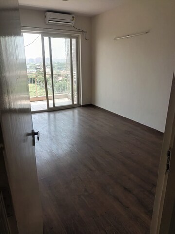 Room in 3.5 BHK Apartment at SS Linden, Sector 84 – for Rent