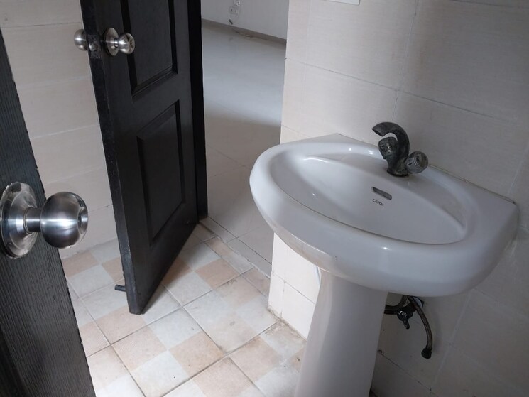 Bathroom, logix-blossom-county 2.5 Bedroom 1418 Sq.Ft. Apartment In Sector 137 Noida 8979639
