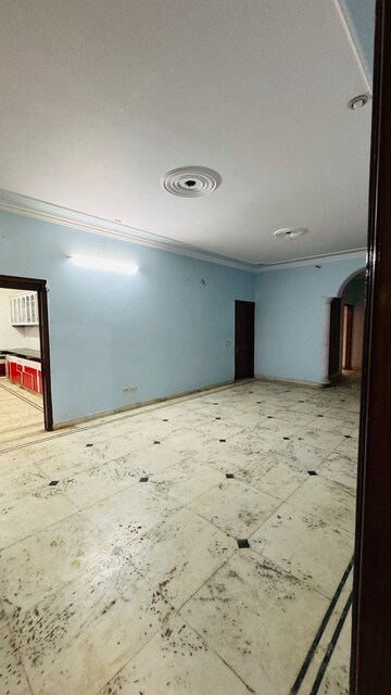 Room in 6+ BHK Villa at Sector 21b – for Rent