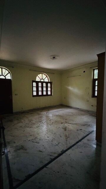 Room in 6+ BHK Villa at Sector 21b – for Rent