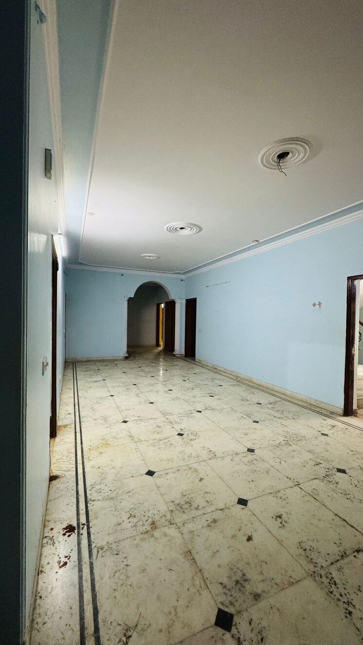 Room, sector 21b 6+ Bedroom 1000 Sq.Yd. Villa In Sector 21b Faridabad 8979655