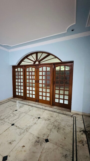 Room in 6+ BHK Villa at Sector 21b – for Rent