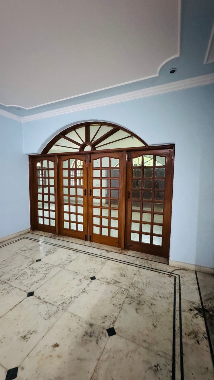 Room, sector 21b 6+ Bedroom 1000 Sq.Yd. Villa In Sector 21b Faridabad 8979655