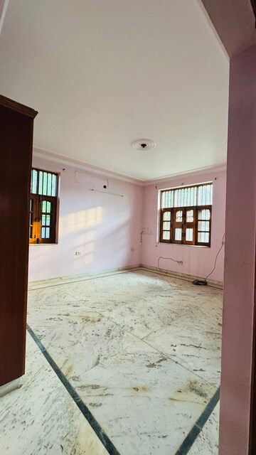 Room in 6+ BHK Villa at Sector 21b – for Rent