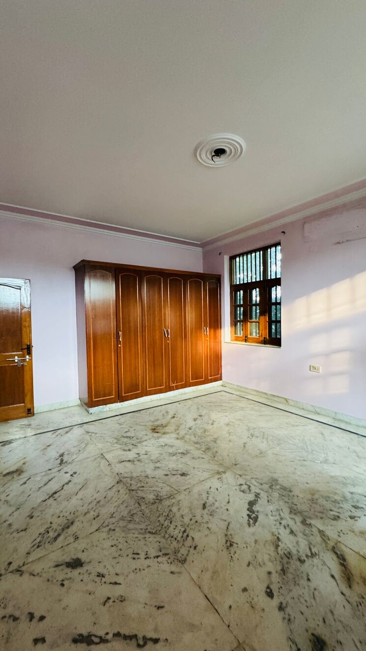Room, sector 21b 6+ Bedroom 1000 Sq.Yd. Villa In Sector 21b Faridabad 8979655