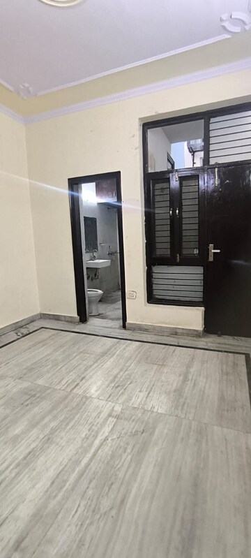 Room in 1 BHK Builder Floor at Green Fields Colony – for Rent