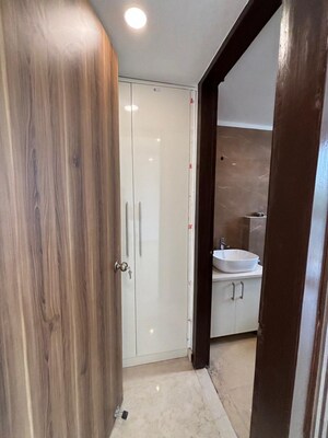 Building Lobby in 3 BHK Builder Floor at Unitech South City 1, South City 1 – for Sale